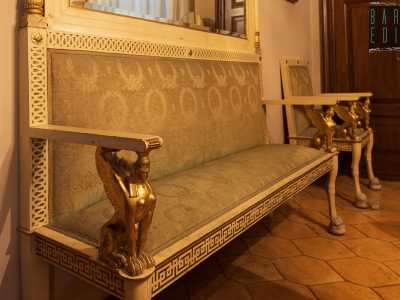 Stessa forma dei piedi dell�elegante divano giallo, le cui braccia diventano invece sfingi alate